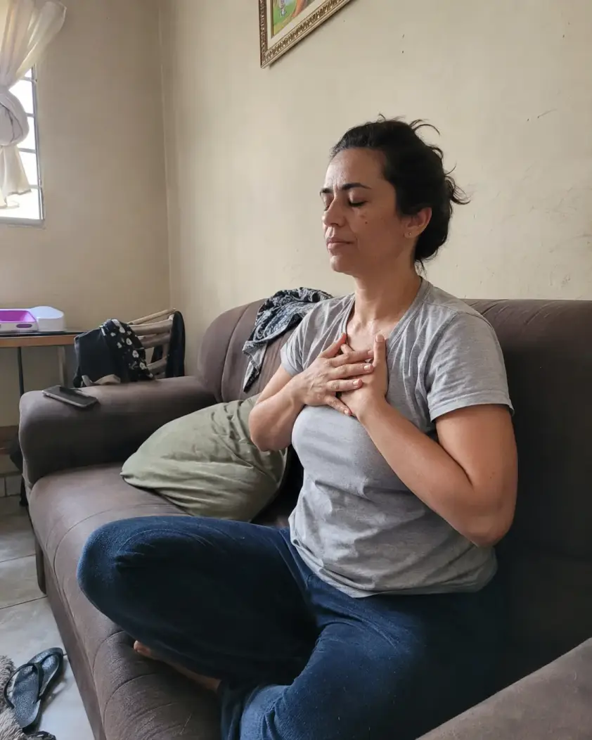 Mulher praticando yoga com calma em casa